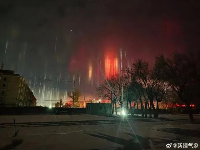 新疆现“寒夜灯柱” ，像极了《流浪地球》中的行星发动机