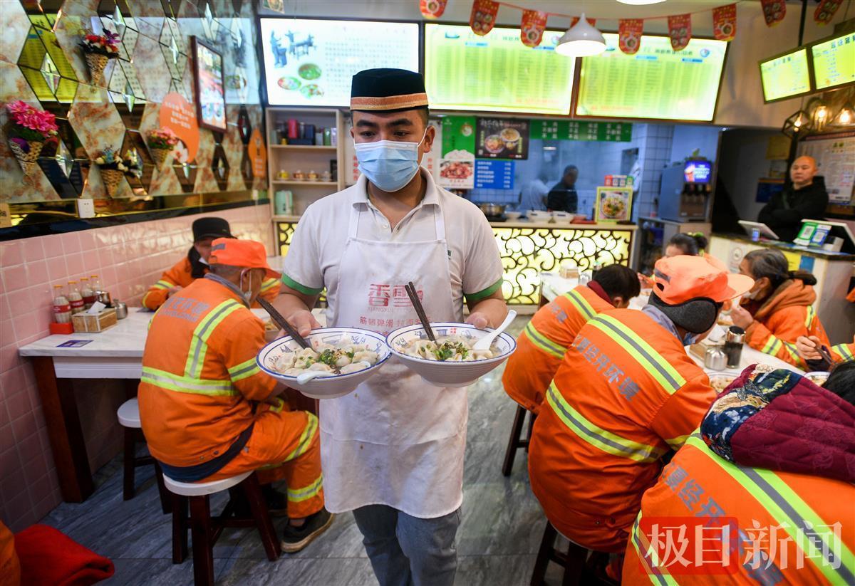 冬至请环卫工人吃水饺_冬至给环卫工人送饺子标语_水饺店冬至提前上班宴请环卫工