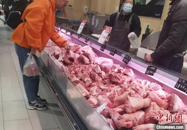 猪肉跌出新高度_猪肉暴跌会带来什么后果_7元一斤的猪肉，还会跌多久