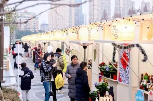 广场夜景图片大全_广场上的夜景_直击多地跨年夜：游客挤满地标广场