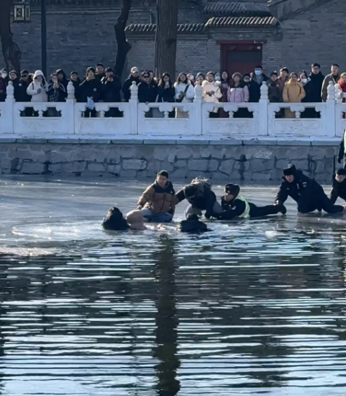 北京什刹海小孩落水众人救援_救落水孩子反被指责视频_救援落水女