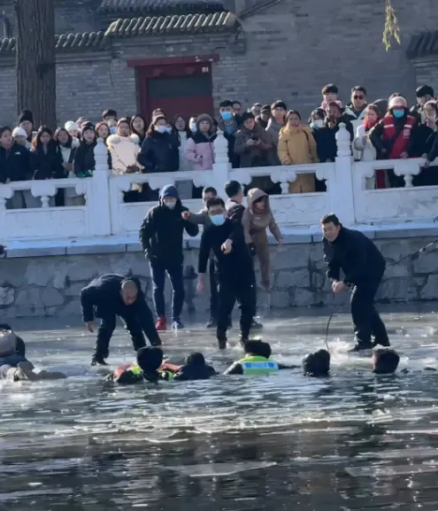 北京什刹海小孩落水众人救援_救援落水女_救落水孩子反被指责视频