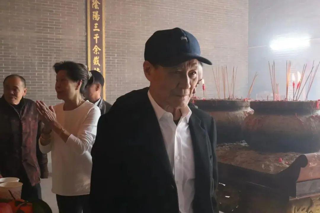 陈惠敏携妻回广州祭祖，自爆刚做完大手术，行动不便仍配合摆pose_陈惠敏携妻回广州祭祖，自爆刚做完大手术，行动不便仍配合摆pose_