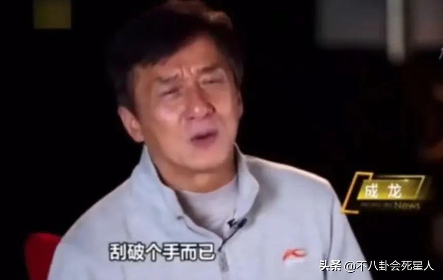 王思聪出席万达集团活动__宋伊人脖子上的伤疤