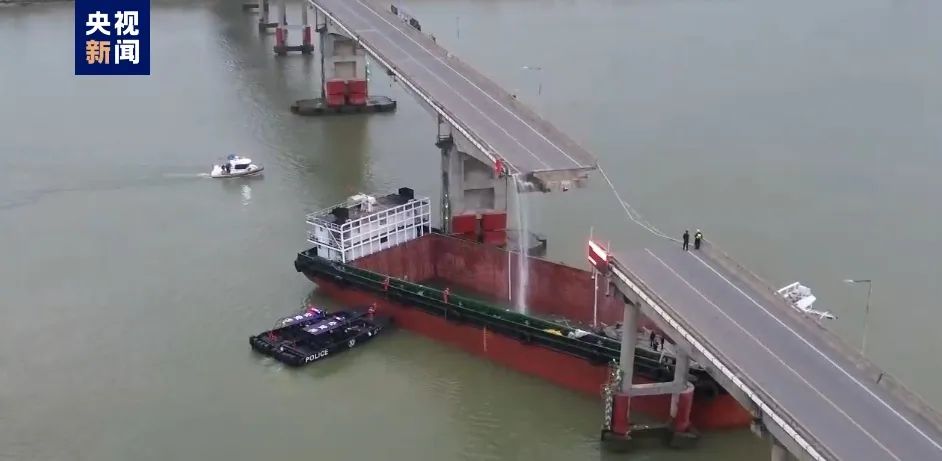 沥心沙大桥被撞瞬间监控曝光_大桥撞车视频_大桥车祸现场