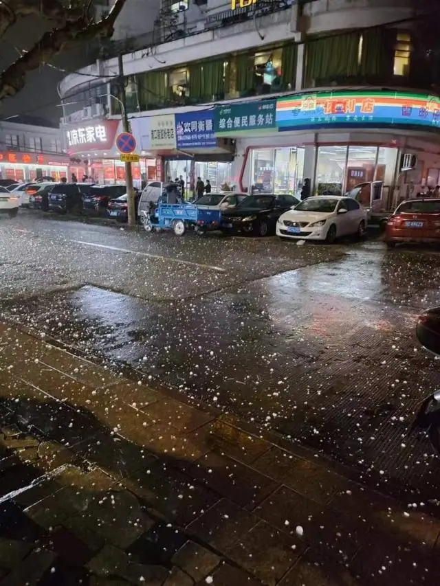 鸡蛋大小的冰雹会砸死人吗_浙江多地遭遇罕见“鸡蛋大”冰雹_鸡蛋冰雹视频