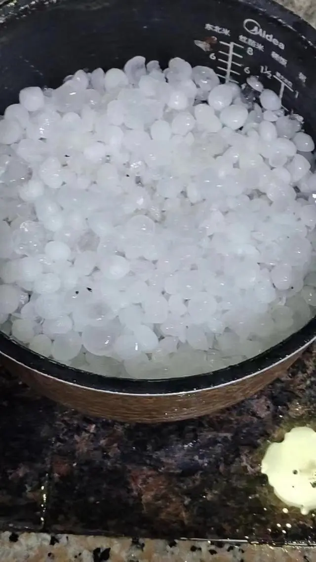 鸡蛋冰雹视频_浙江多地遭遇罕见“鸡蛋大”冰雹_鸡蛋大小的冰雹会砸死人吗