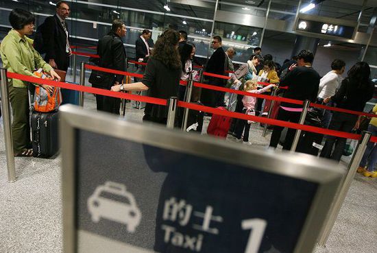 在香港机场等待的士的人龙。（图片来源：香港《南华早报》网站）