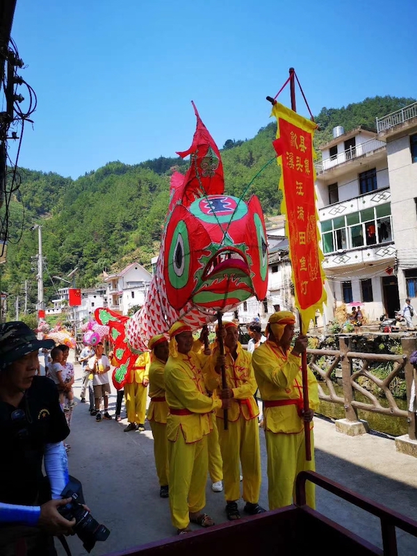 一个言加个禾读什么_1岁小儿的胸围是多少_直击元宵节汪满田嬉鱼灯现场