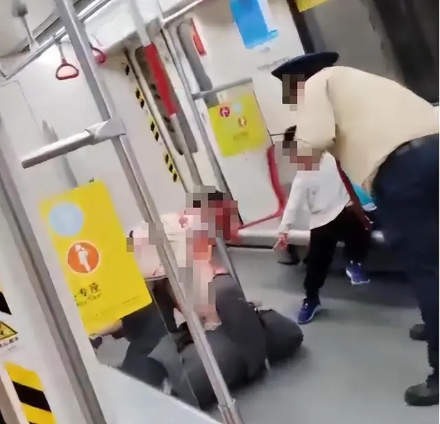 广州一地铁站口有人持刀伤人？_广州地铁站打架_广州地铁乘客拿刀