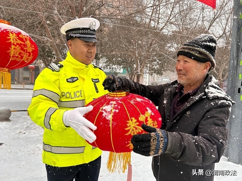 老人报警称丢了2千 民警找回5万2_民警找回失主_民警帮忙找回走失老人