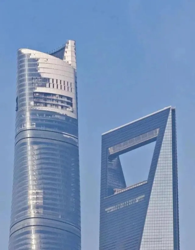 罕见！中国最高楼顶楼被冻住了_高楼顶楼住着怎么样_高楼顶端