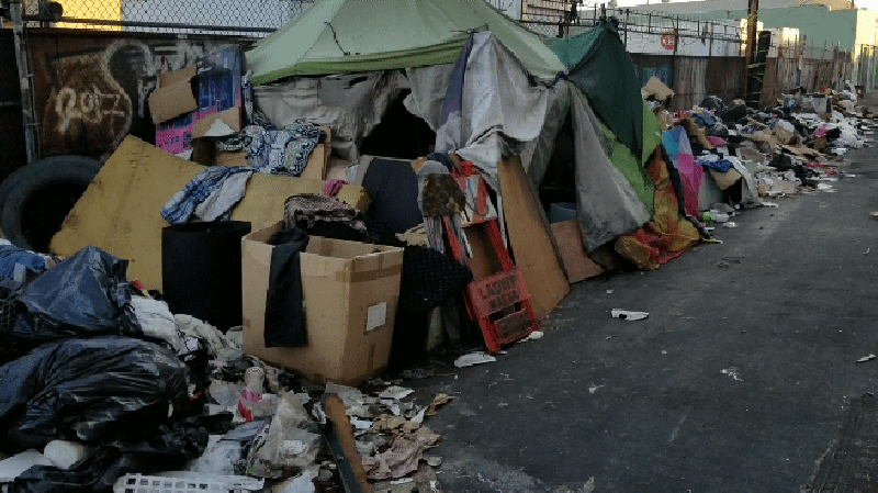 ▲ 在美国洛杉矶市的Skid Row街区，随处可见东倒西歪的帐篷、遍地乱扔的生活垃圾以及大量无家可归者。