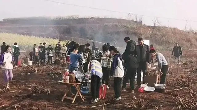 校长回应小学生背锅碗瓢盆去春游_校长回应小学生背锅碗瓢盆去春游_校长回应小学生背锅碗瓢盆去春游