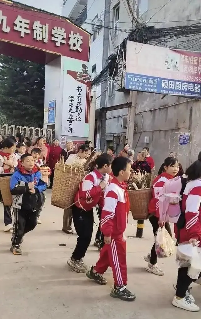 校长回应小学生背锅碗瓢盆去春游_校长回应小学生背锅碗瓢盆去春游_校长回应小学生背锅碗瓢盆去春游