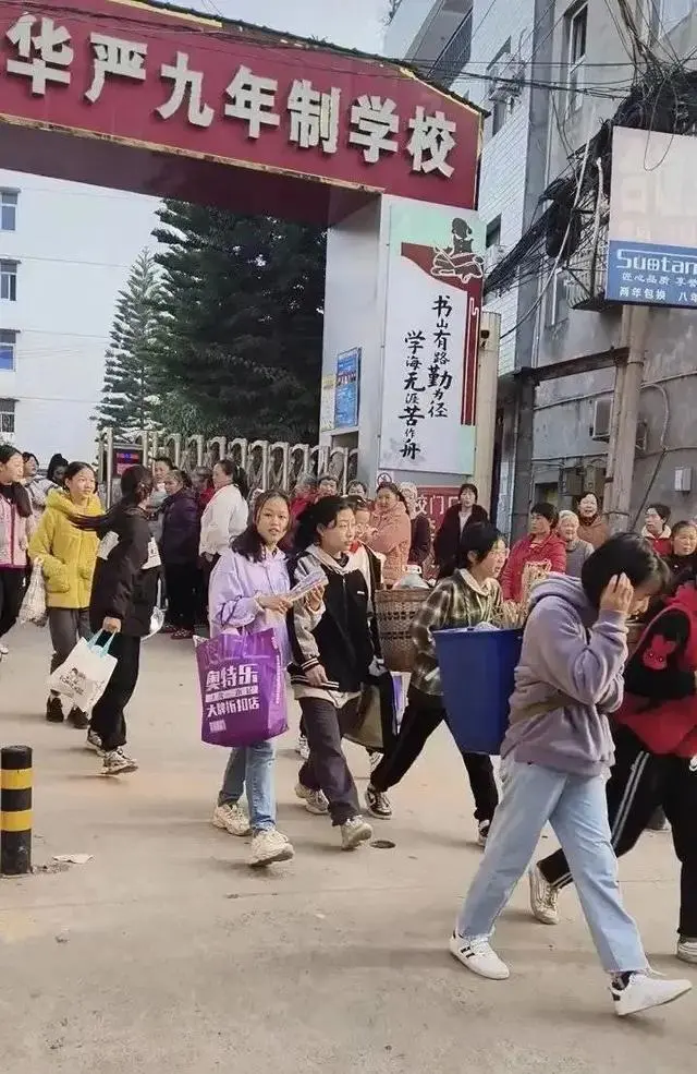 校长回应小学生背锅碗瓢盆去春游_校长回应小学生背锅碗瓢盆去春游_校长回应小学生背锅碗瓢盆去春游