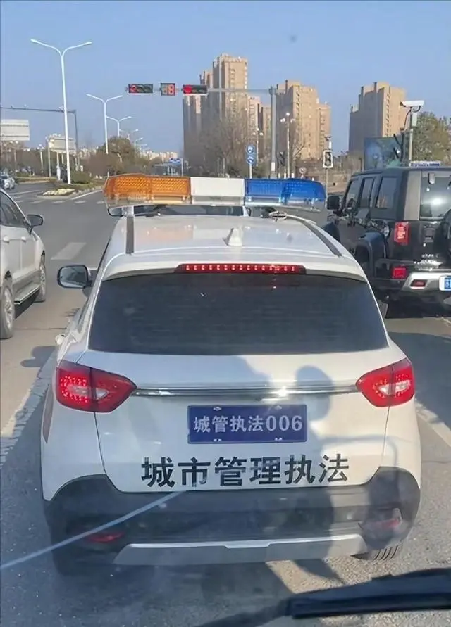 城管执法的车_城管执法的车是什么样的_城管车挂“城管执法006”是否合规