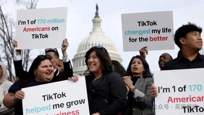 （美国民众在国会大厦游行反对禁令：“TikTok帮我做生意”、“我是1.7亿TikTok用户的一员”、“TikTok改变了我的生活”）