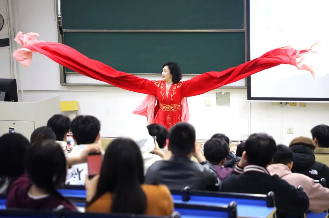 大学女老师课堂表演赣剧火出圈_大学女老师课堂表演赣剧火出圈_大学女老师课堂表演赣剧火出圈