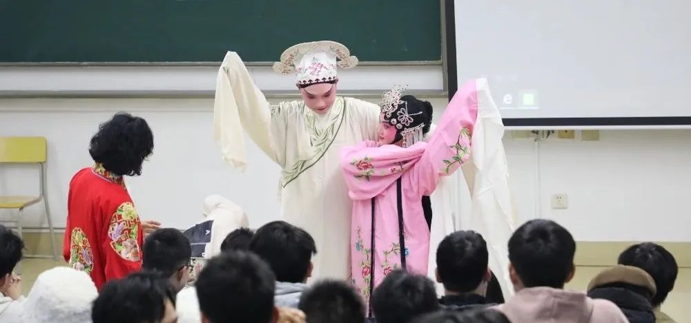 大学女老师课堂表演赣剧火出圈_大学女老师课堂表演赣剧火出圈_大学女老师课堂表演赣剧火出圈