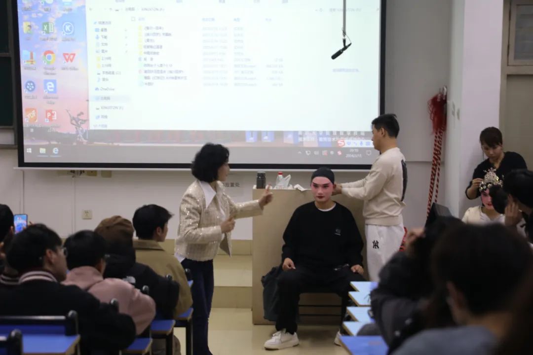 大学女老师课堂表演赣剧火出圈_大学女老师课堂表演赣剧火出圈_大学女老师课堂表演赣剧火出圈