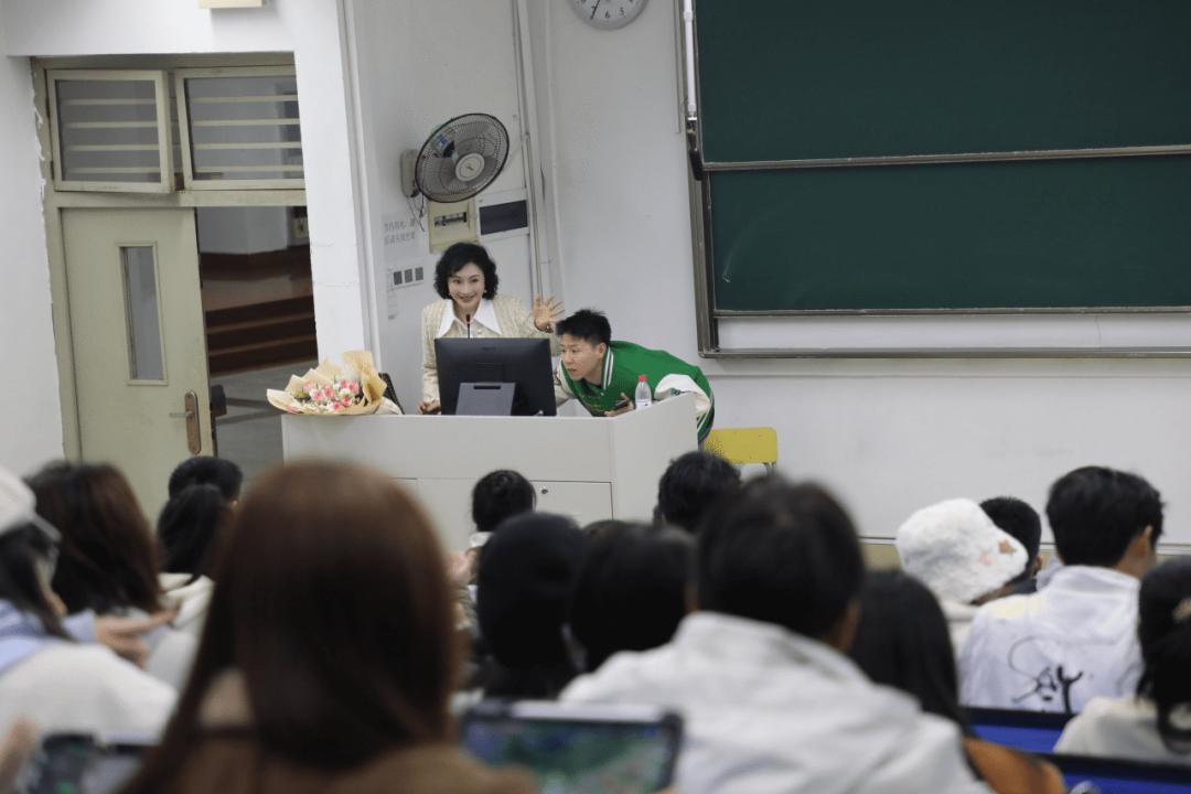 大学女老师课堂表演赣剧火出圈_大学女老师课堂表演赣剧火出圈_大学女老师课堂表演赣剧火出圈