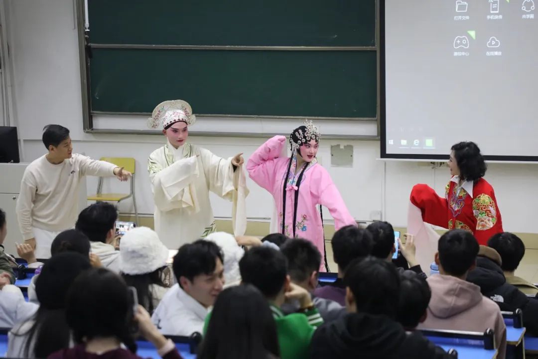 大学女老师课堂表演赣剧火出圈_大学女老师课堂表演赣剧火出圈_大学女老师课堂表演赣剧火出圈