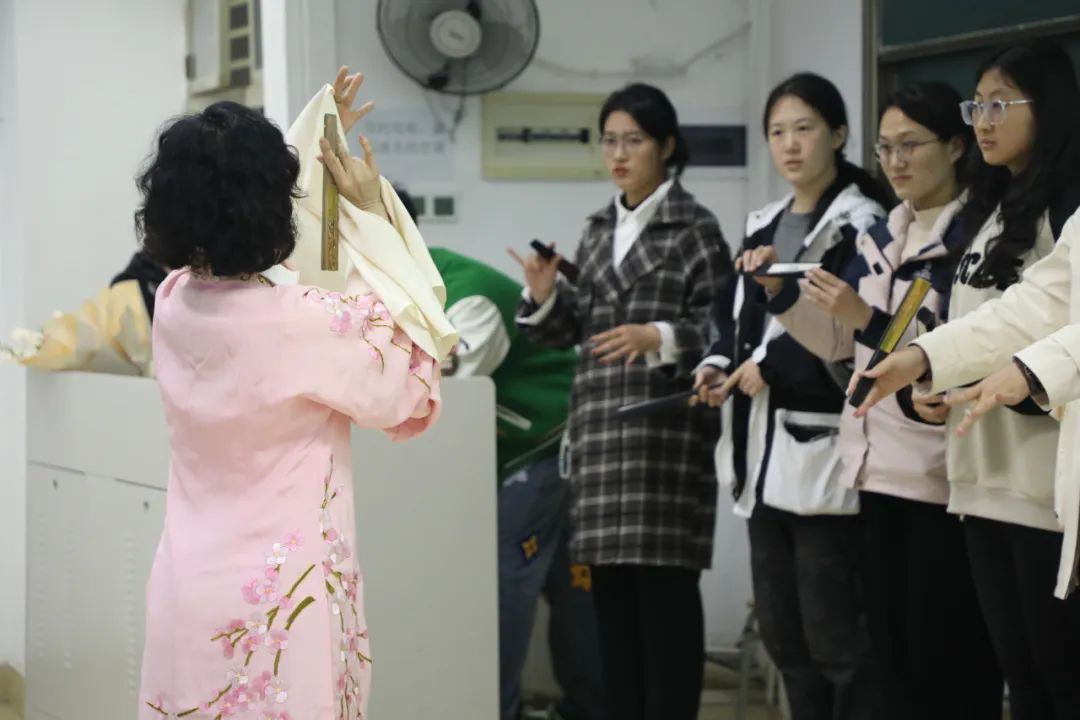 大学女老师课堂表演赣剧火出圈_大学女老师课堂表演赣剧火出圈_大学女老师课堂表演赣剧火出圈