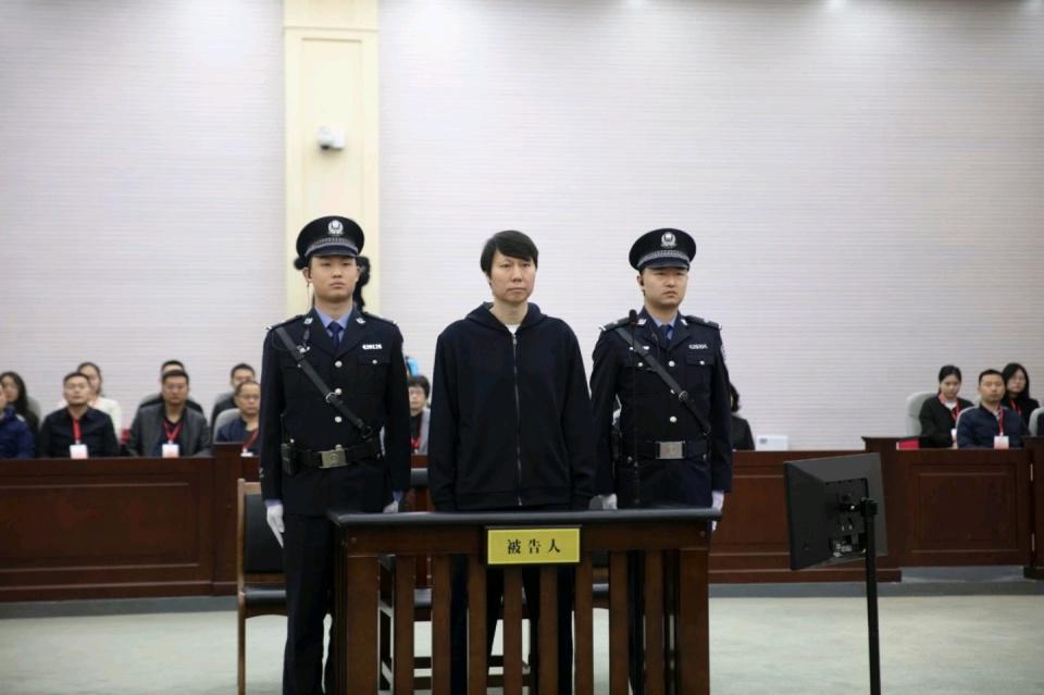 李铁出庭受审时仍留着标志性刘海_明天系即将出庭受审_朴槿惠出庭受审图片