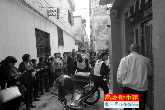 1月6日上午，顺德区广源路十七街。小女孩遇害的出租屋楼下聚集了众多围观群众和媒体记者。