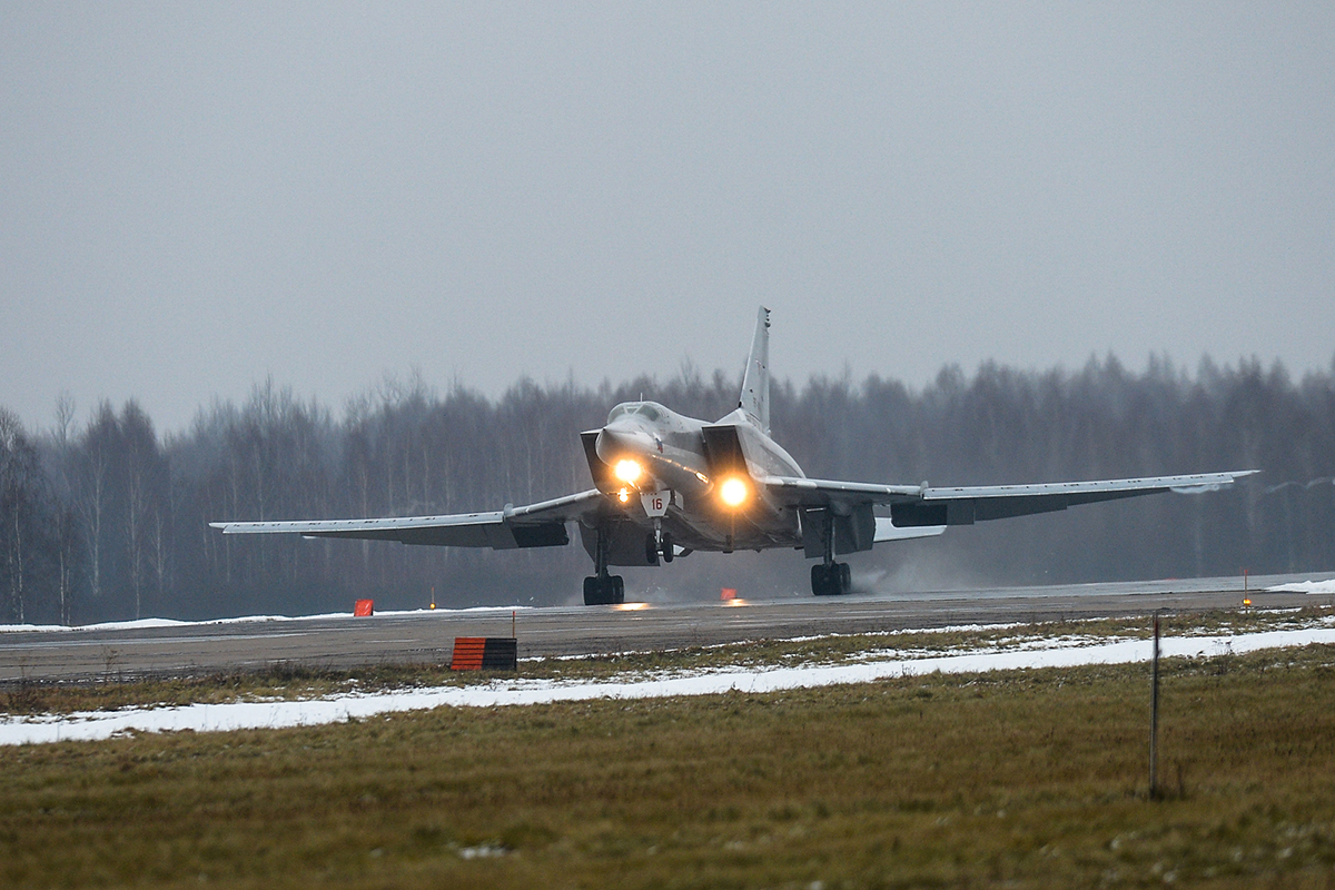 一架图-22M3“逆火”轰炸机在卡卢加军用机场降落 图源：俄罗斯国防部网站