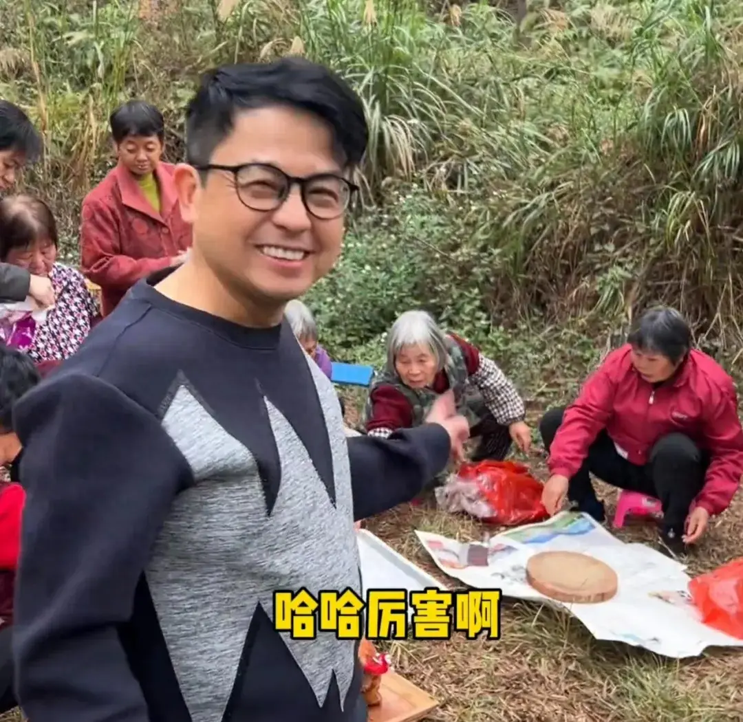 港星黄一山连续三年回内地祭祖，曾被索赔上千万，全家仍在租房住__港星黄一山连续三年回内地祭祖，曾被索赔上千万，全家仍在租房住