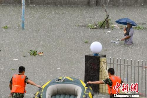 在广东省普宁市石港村，雨水已经淹没村民半个身子。　陈骥旻　摄