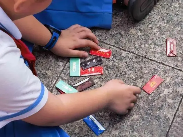 小学生玩的烟卡规则_部分小学生沉迷“烟卡”需警惕_小学生烟卡排名