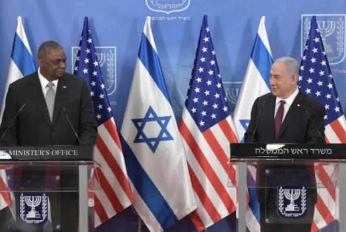 美国国防部长奥斯汀(左)与以色列总理内塔尼亚胡会面。图片来源：半岛电视台中文网