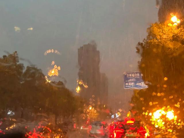 长沙迎大暴雨 早八点犹如傍晚