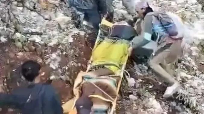 印尼坠机乘客视频_印尼坠毁视频_中国女游客印尼坠亡 丈夫悲痛撞墙