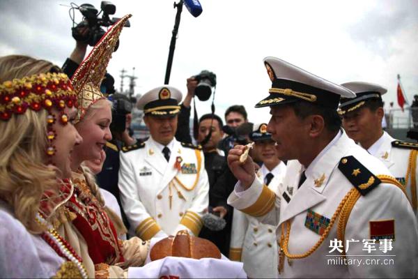 俄海军总司令抵中国_俄海军司令登上辽宁舰后_中俄海军会师