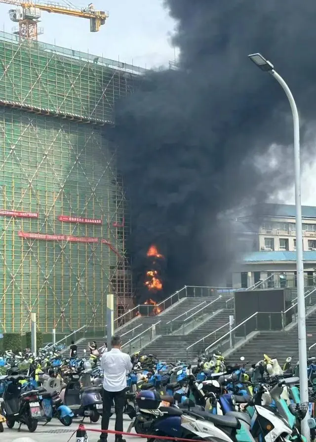 武汉大学蝶楼灵异_武汉大学教学楼爆破拆除_多方回应武汉大学教学楼起火