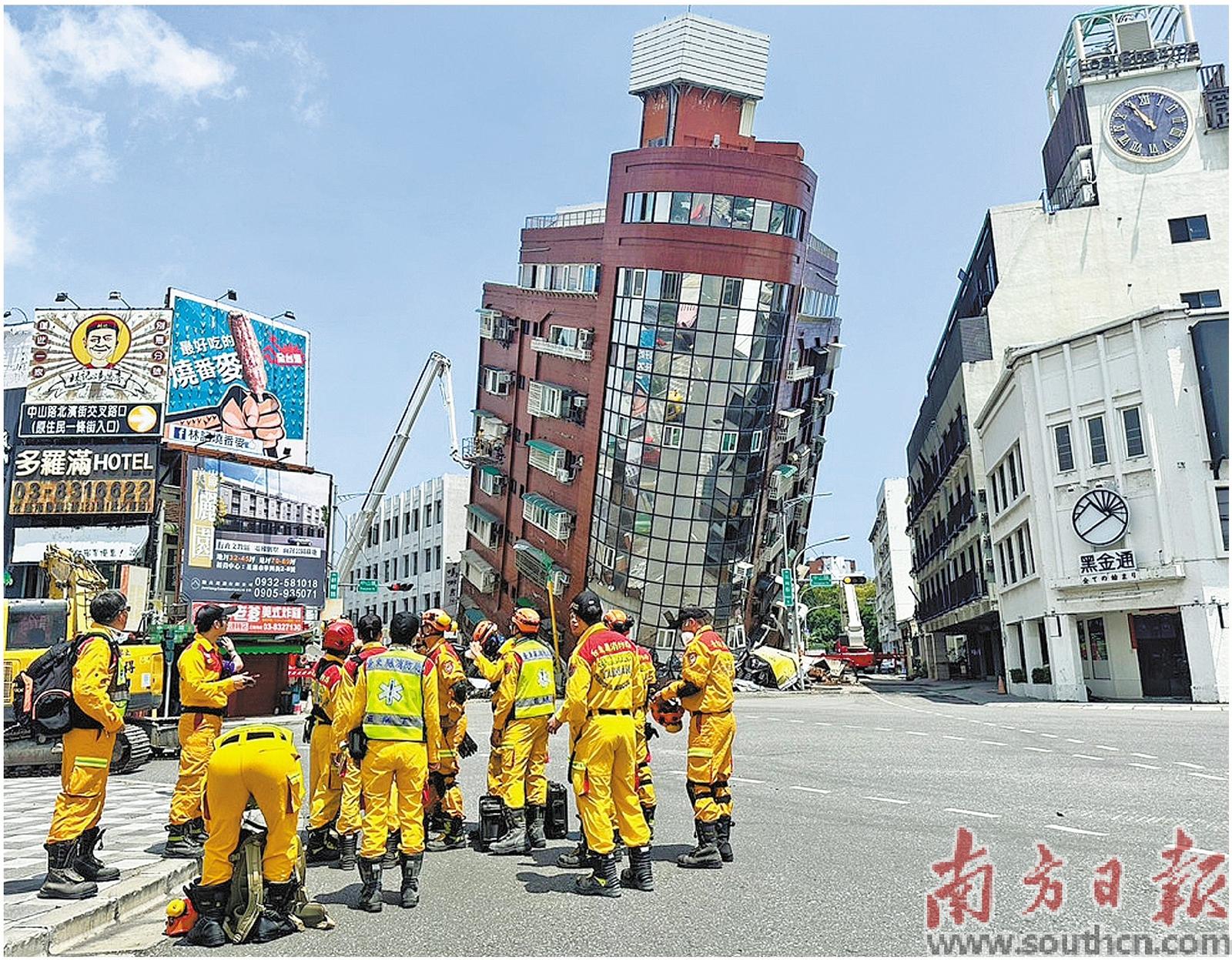 4月3日花莲7.3级地震造成一栋大楼严重倾斜。新华社发