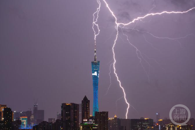 广州天空数次闪现巨大火光_广州天空数次闪现巨大火光_广州天空数次闪现巨大火光