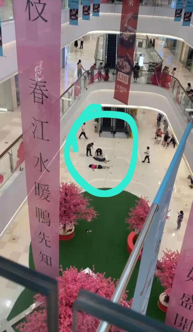 广州一女子商场跳楼砸中路人 被砸路人发声