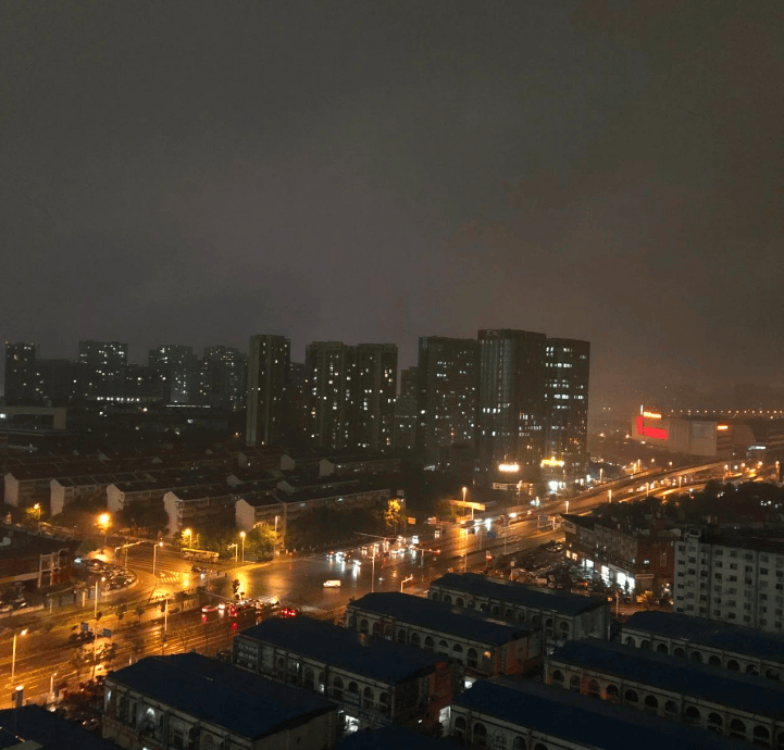 长沙暴雨像“雨尘暴”_长沙的暴雨_长沙暴雨黑夜如白昼