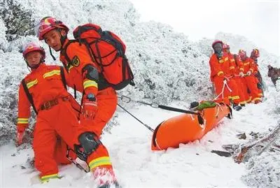 云南省滑坡灾害_云南在建隧道山体滑坡_云南一收费站旁突发山体滑坡