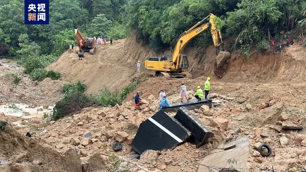 高速塌方现场 85后司机救下6人_高速救大货车的小伙子后续_高速路救人