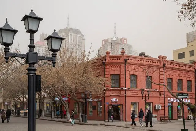 这是哈尔滨中央大街上的传奇_哈尔滨中央大街网红_哈尔滨中央大街再现“最美人墙”