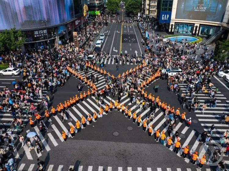 上海特警_外滩的警察_上海外滩特警成五一限定“景点”