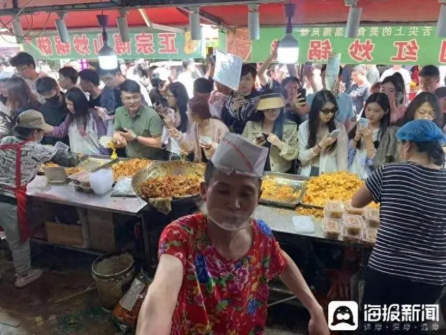 淄博炒锅饼小哥称日均营业额近10万_淄博炒锅饼小哥称日均营业额近10万_淄博炒锅饼小哥称日均营业额近10万