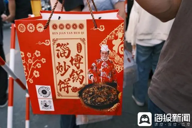 淄博炒锅饼小哥称日均营业额近10万_淄博炒锅饼小哥称日均营业额近10万_淄博炒锅饼小哥称日均营业额近10万