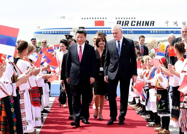6月17日，习近平主席和夫人彭丽媛在机场受到塞尔维亚总统尼科利奇夫妇的热情迎接。新华社记者 饶爱民 摄